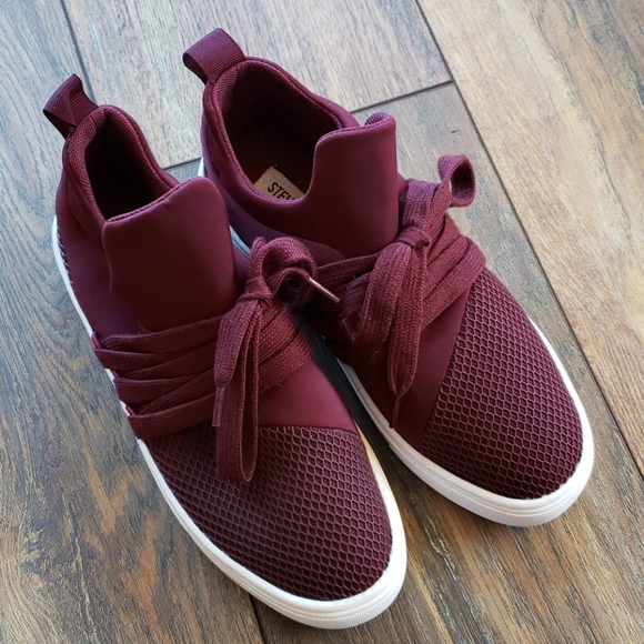 Steve Madden Shoes - Beautiful Maroon EUC Steve Madden Lancer sneakers